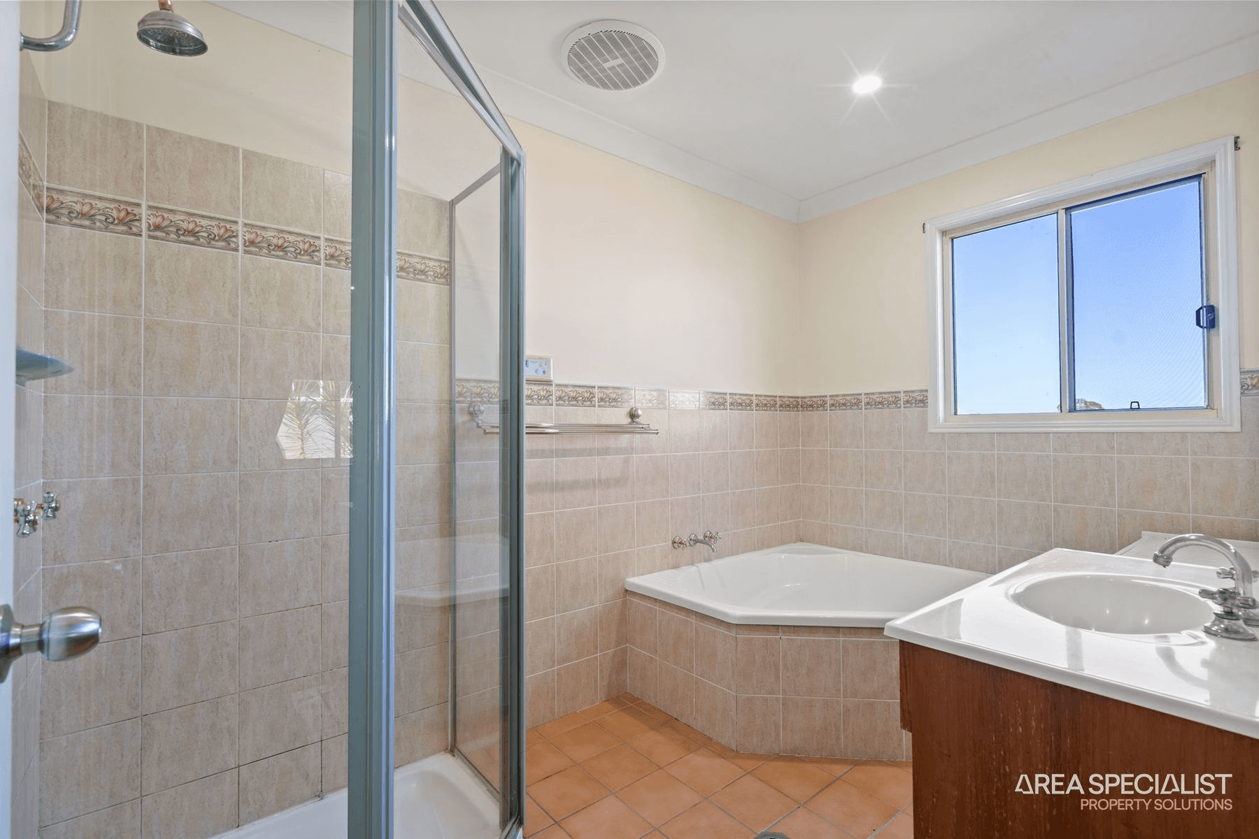 33 Esplanade, Jacobs Well, QLD 4208