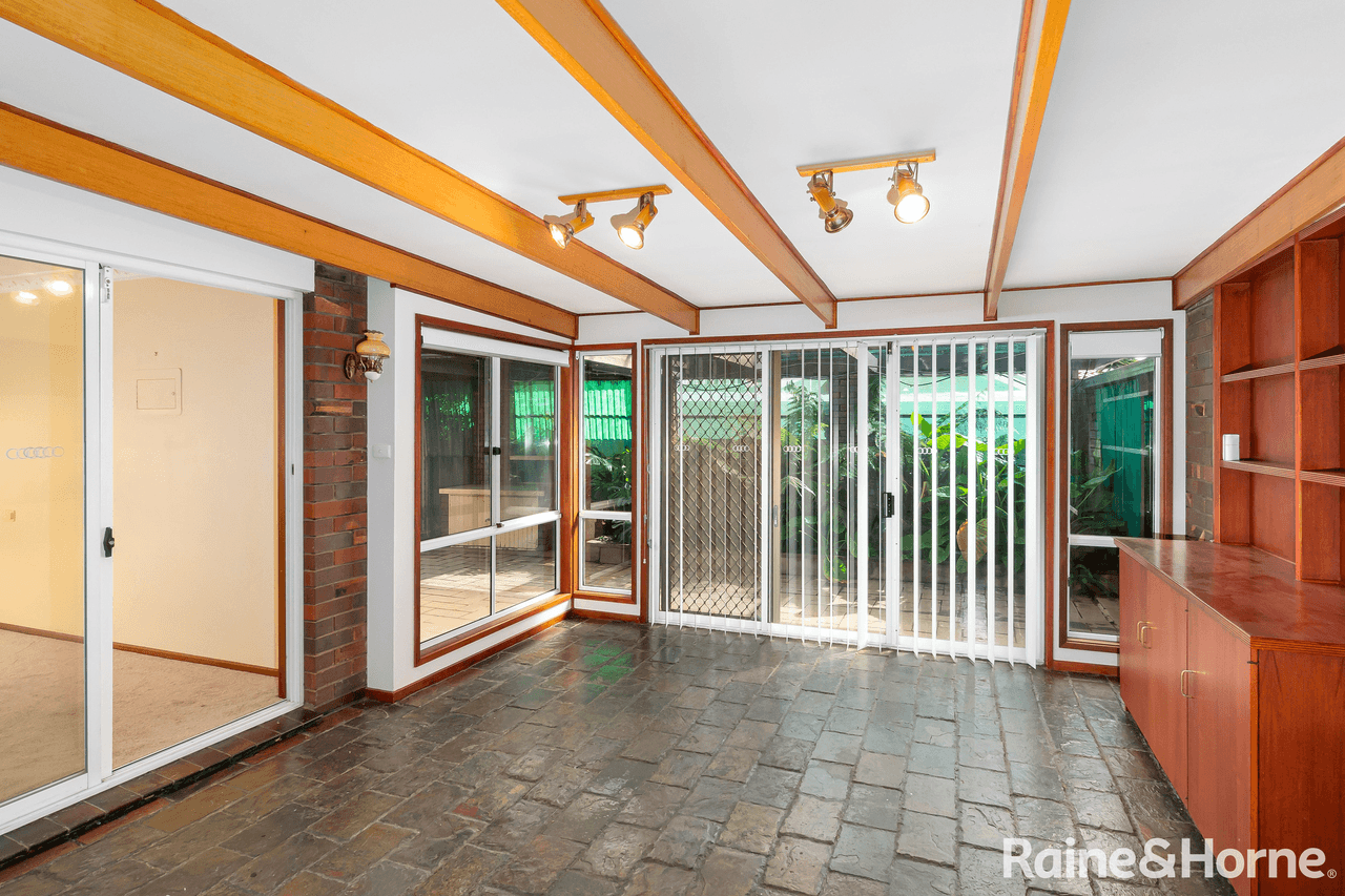 46 Pinaroo Drive, GLENFIELD PARK, NSW 2650