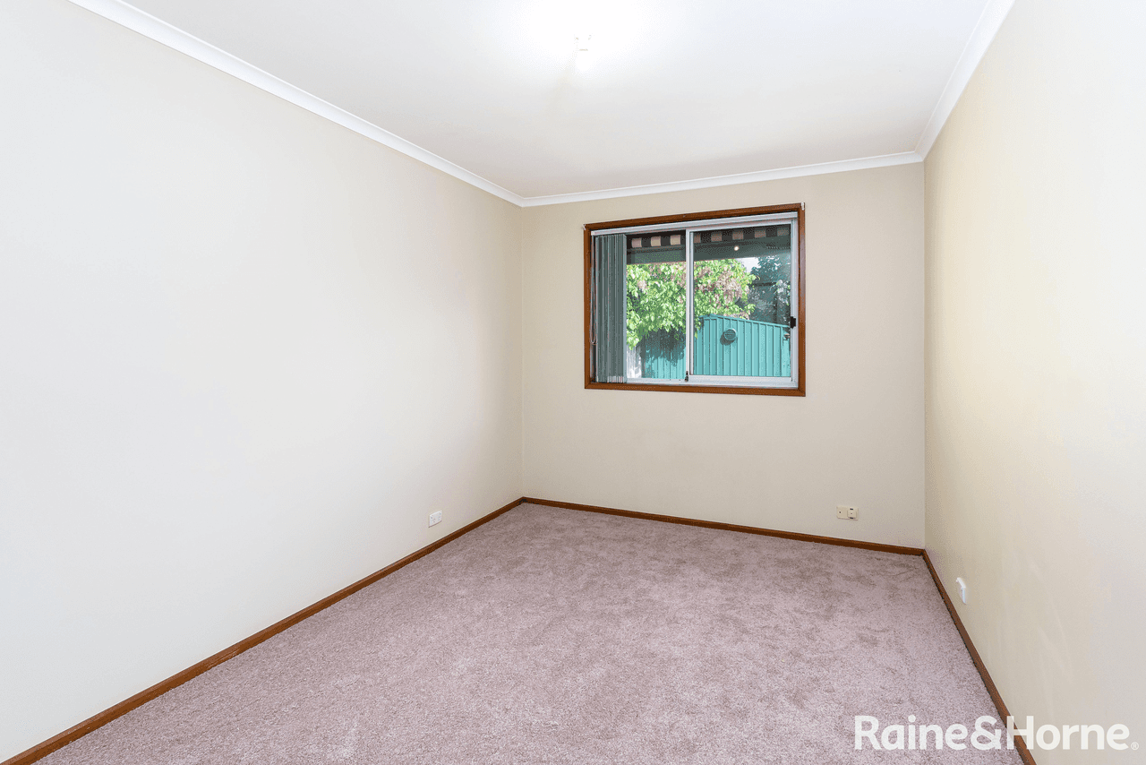 46 Pinaroo Drive, GLENFIELD PARK, NSW 2650