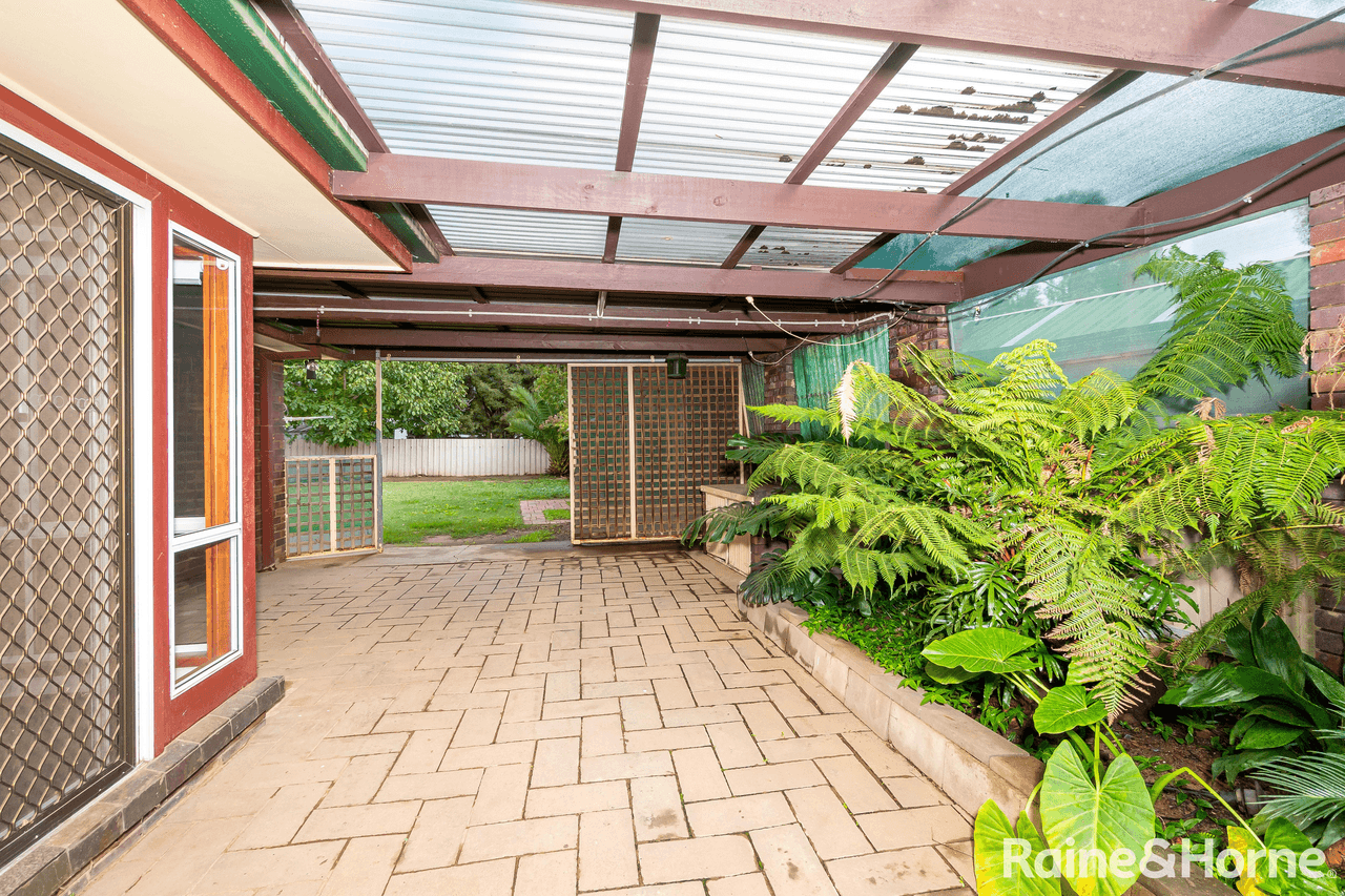 46 Pinaroo Drive, GLENFIELD PARK, NSW 2650