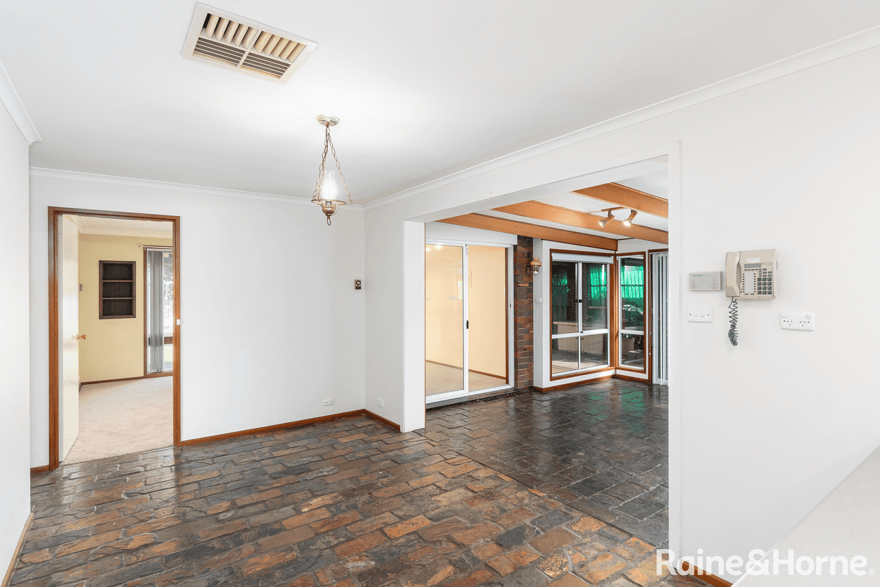 46 Pinaroo Drive, GLENFIELD PARK, NSW 2650