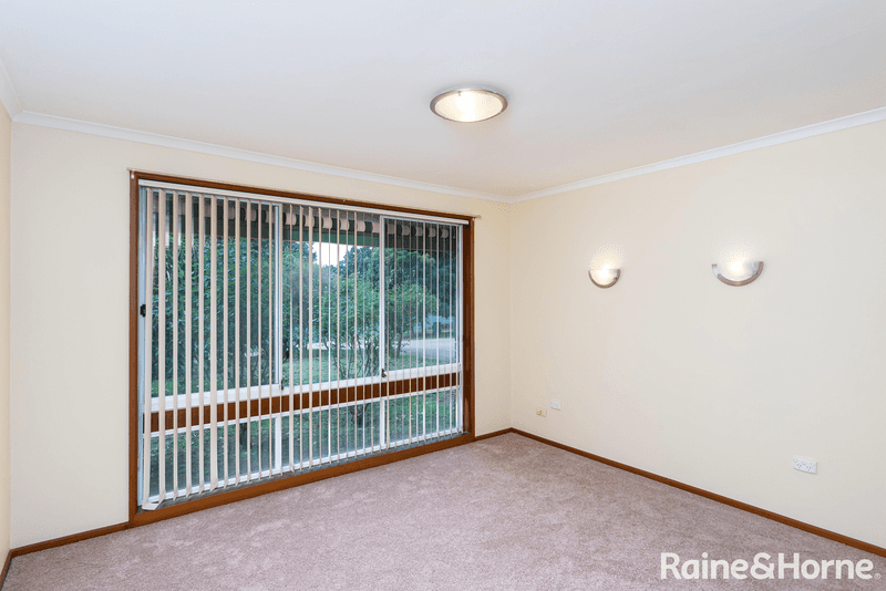 46 Pinaroo Drive, GLENFIELD PARK, NSW 2650