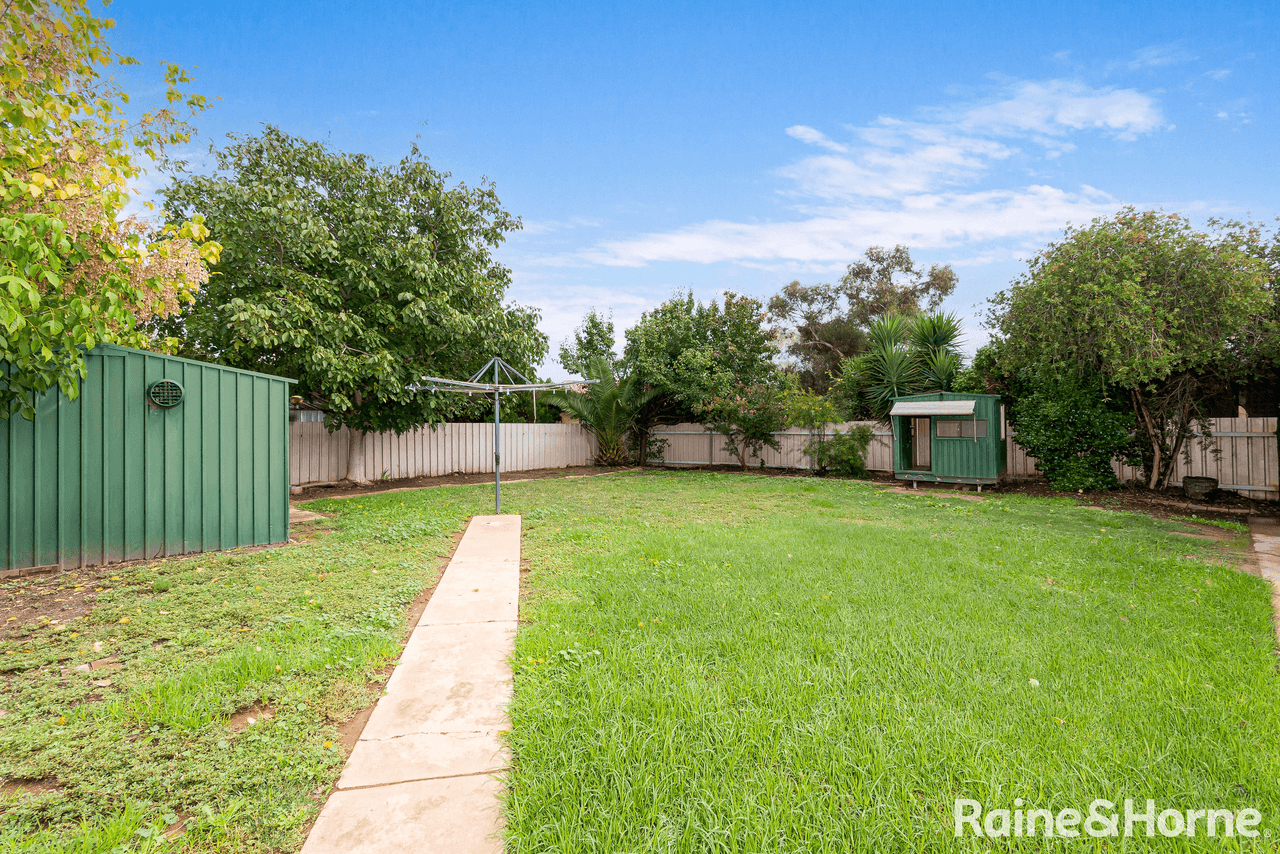 46 Pinaroo Drive, GLENFIELD PARK, NSW 2650