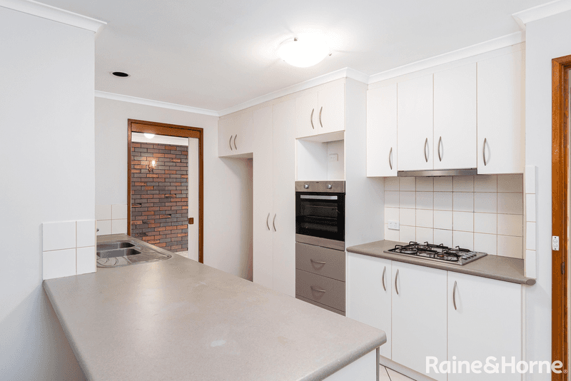 46 Pinaroo Drive, GLENFIELD PARK, NSW 2650