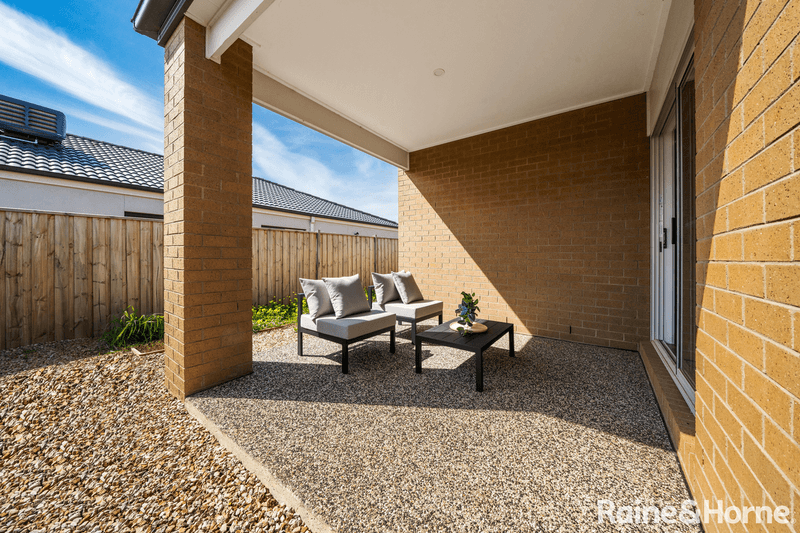 14 Gilfillan Circuit, THORNHILL PARK, VIC 3335