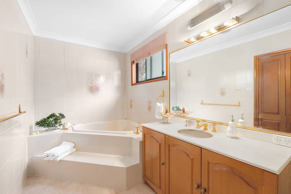 842 Henry Lawson Drive, Picnic Point, NSW 2213