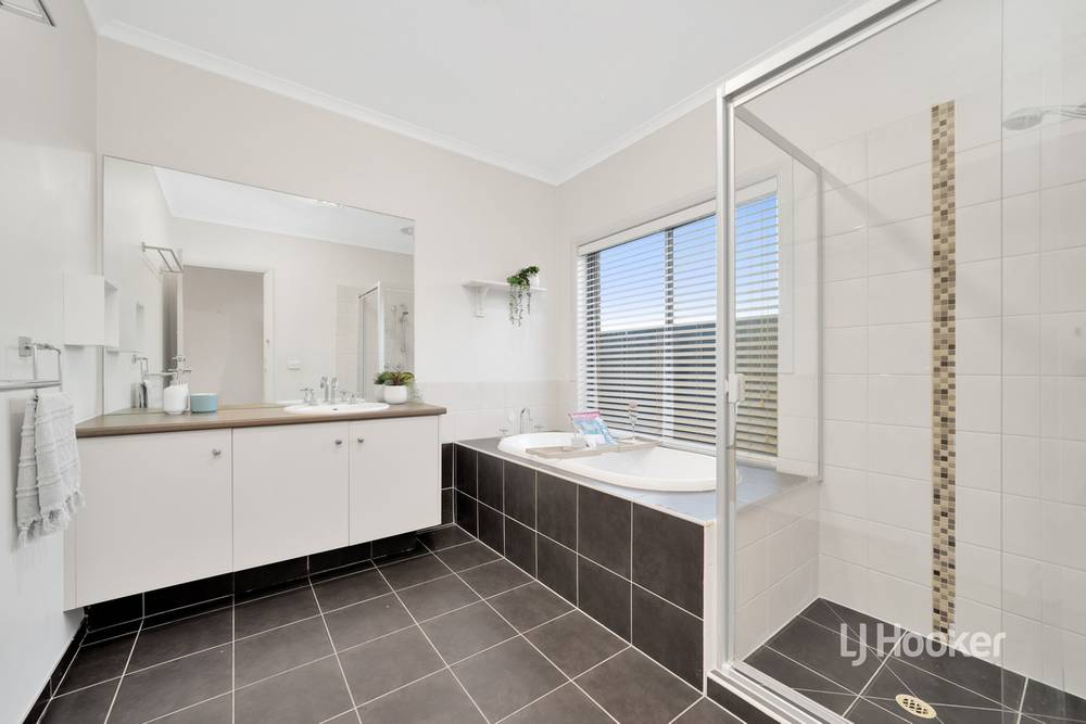 11 Cowan Parkway, POINT COOK, VIC 3030