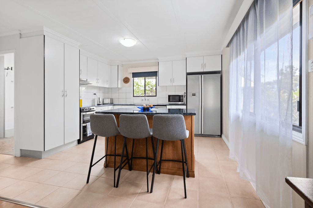 11 Tower Avenue, ATHERTON, QLD 4883