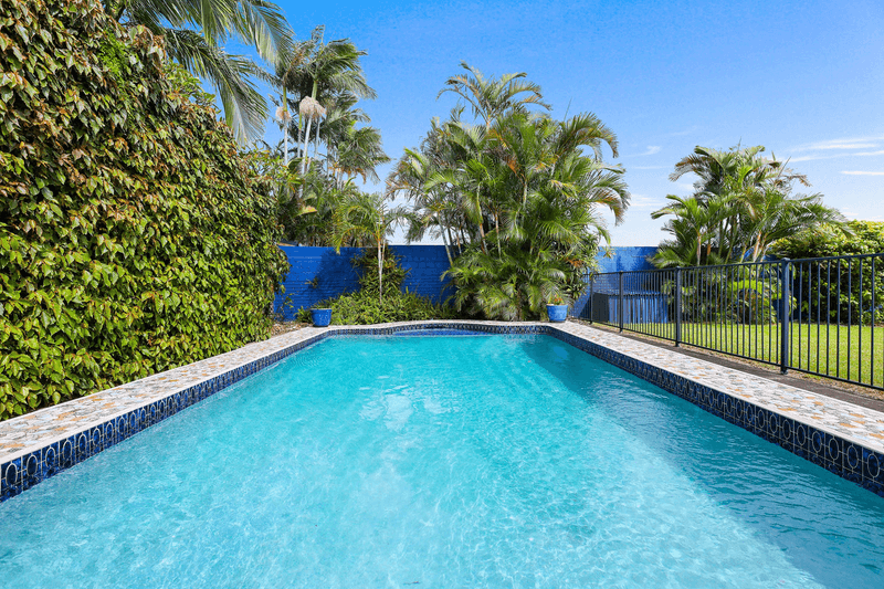 4 Canberra Court, Mermaid Waters, QLD 4218