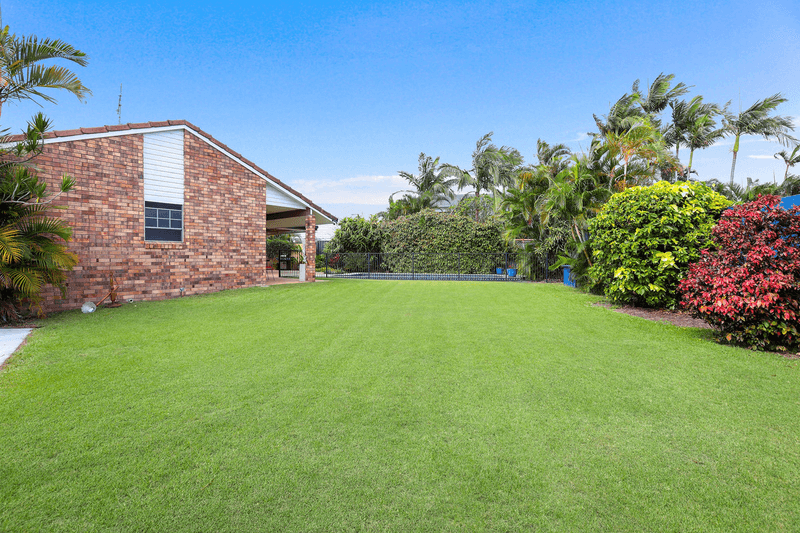 4 Canberra Court, Mermaid Waters, QLD 4218