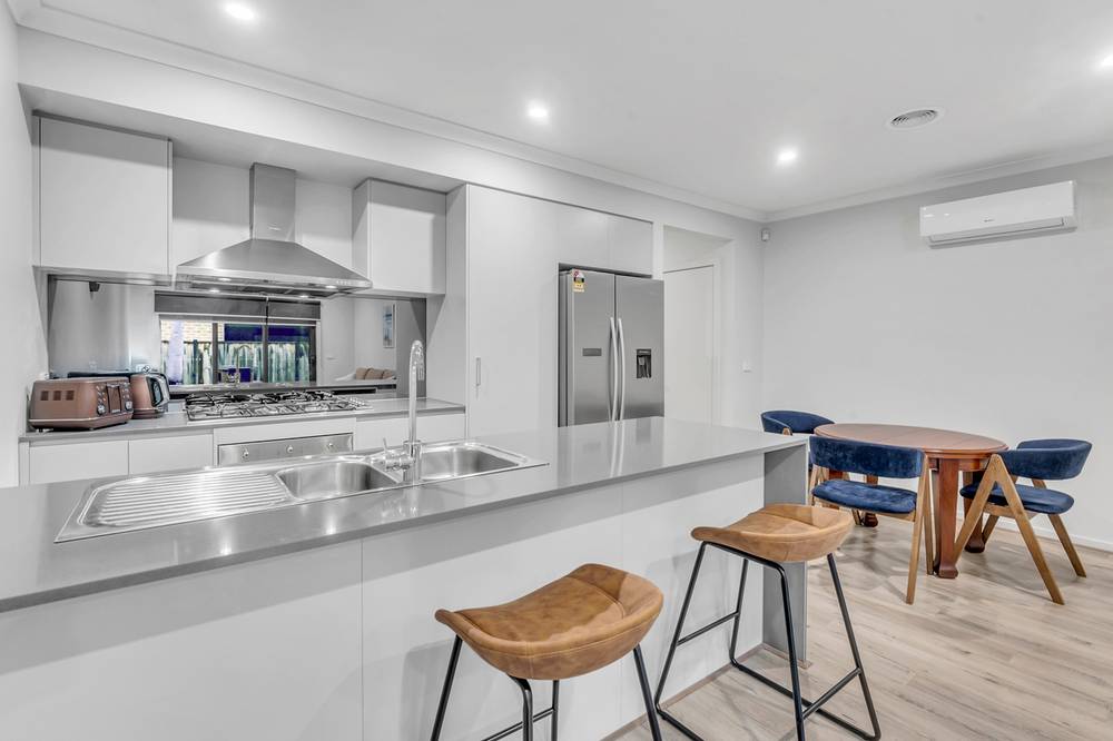 33 Devizes Drive, WOLLERT, VIC 3750