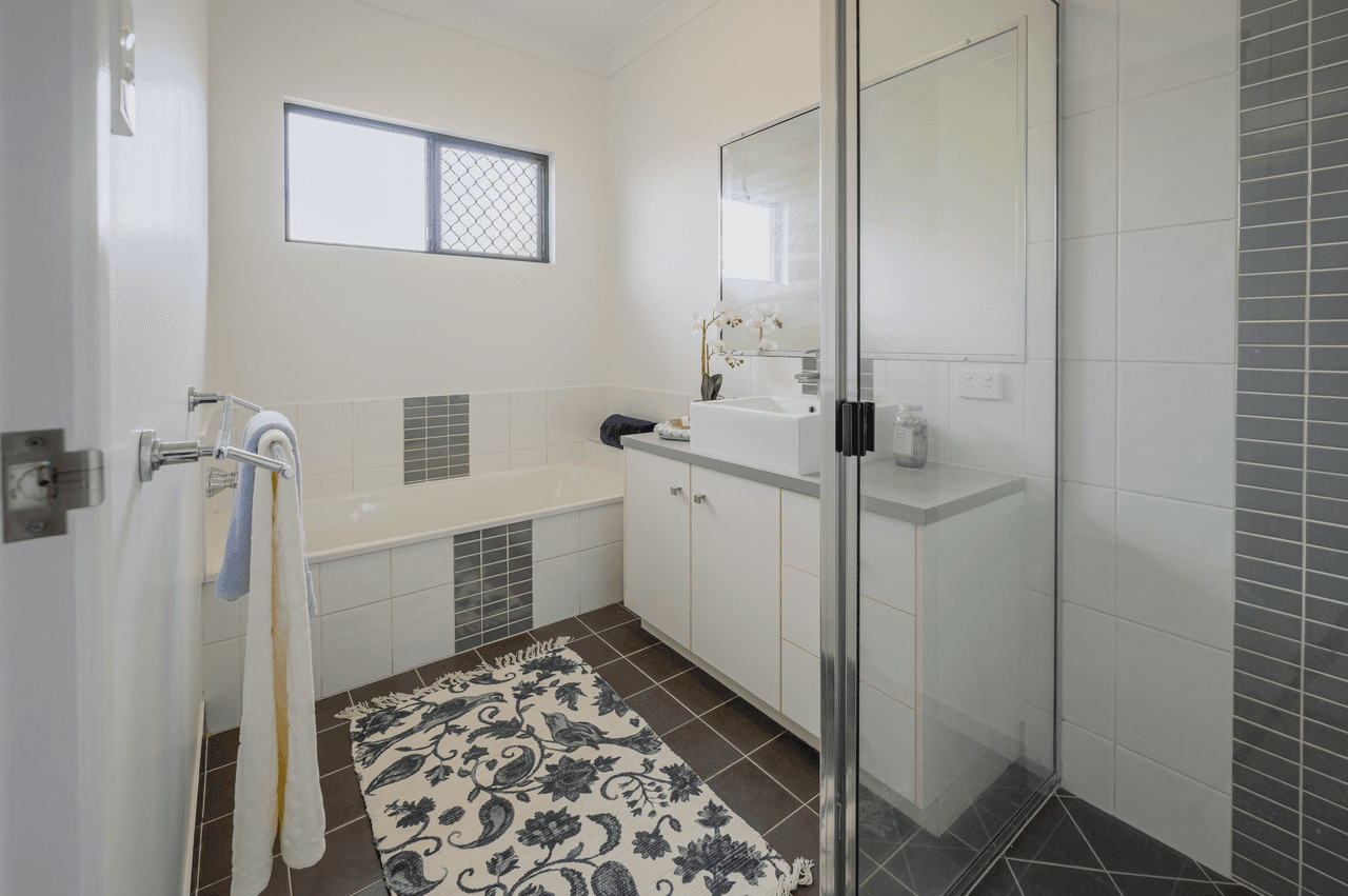 16 Hillock Crescent, BUSHLAND BEACH, QLD 4818