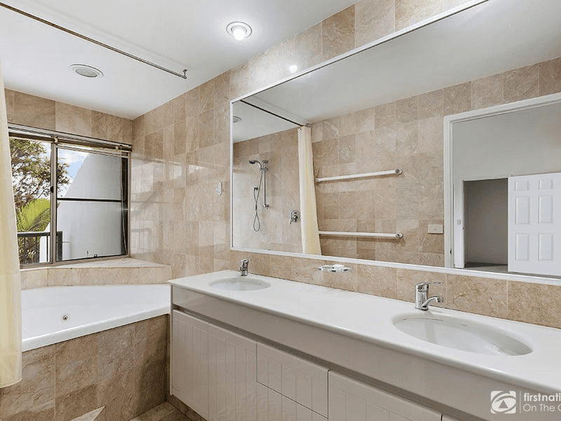 5 Allenton 125 Santa Cruz Boulevard, CLEAR ISLAND WATERS, QLD 4226