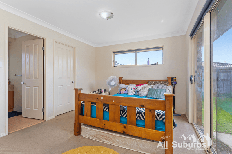 18 Clayton Court, CRESTMEAD, QLD 4132