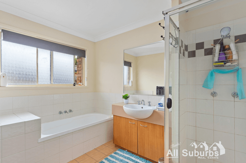 18 Clayton Court, CRESTMEAD, QLD 4132