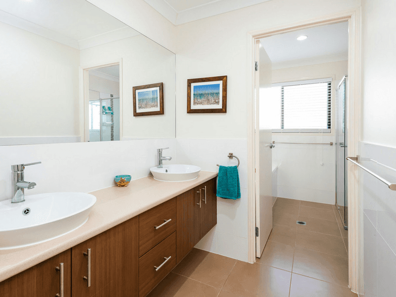 3 Elkins Street, Pacific Pines, QLD 4211