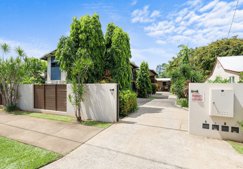 2/7 Tenni Street, REDLYNCH, QLD 4870