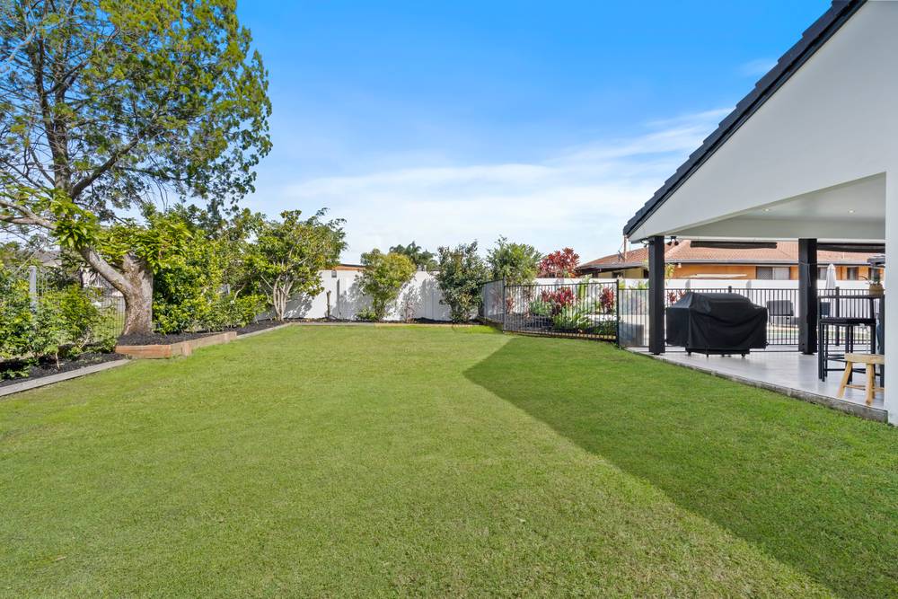 26 Collins Crescent, BENOWA, QLD 4217