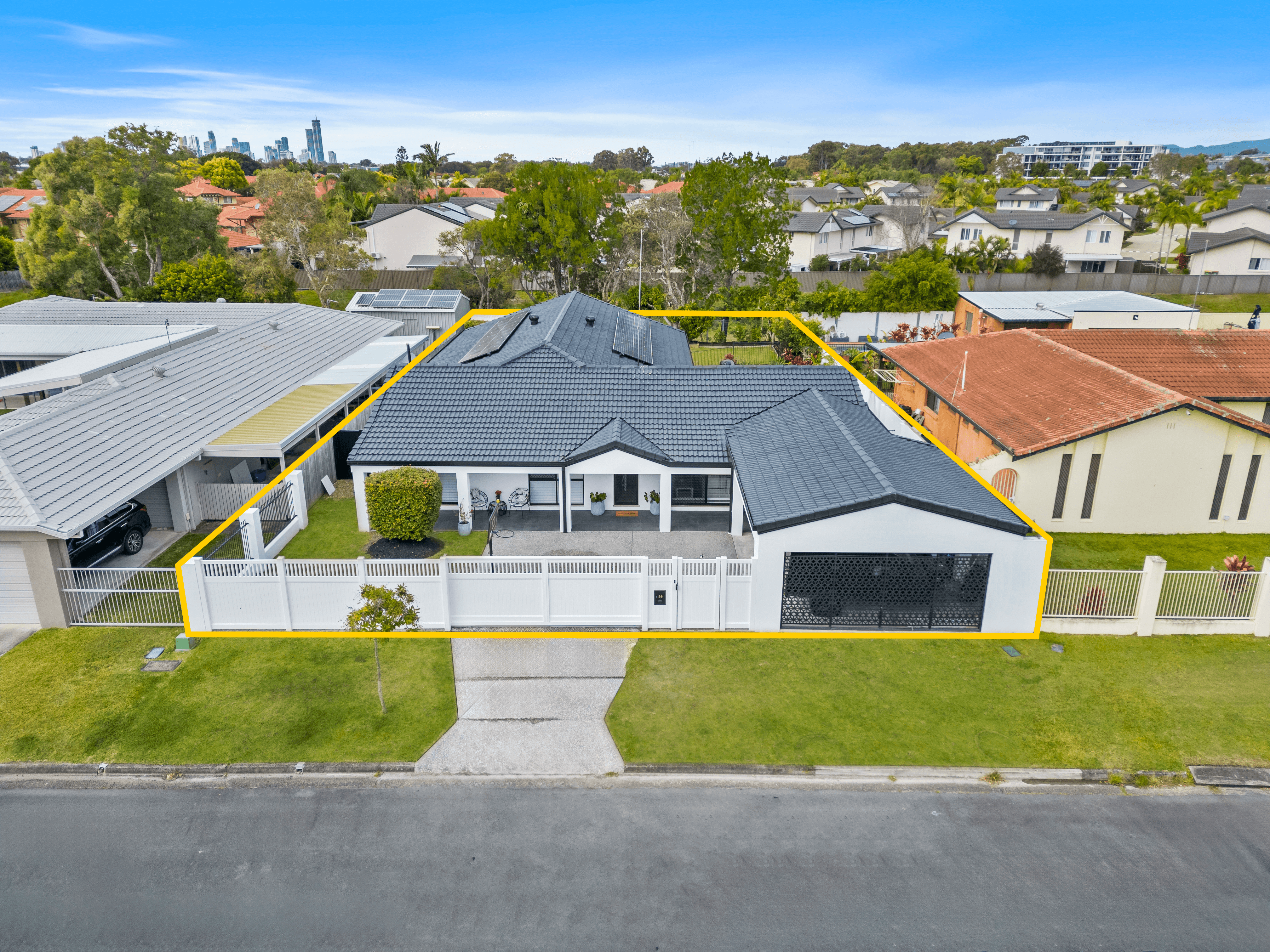 26 Collins Crescent, BENOWA, QLD 4217