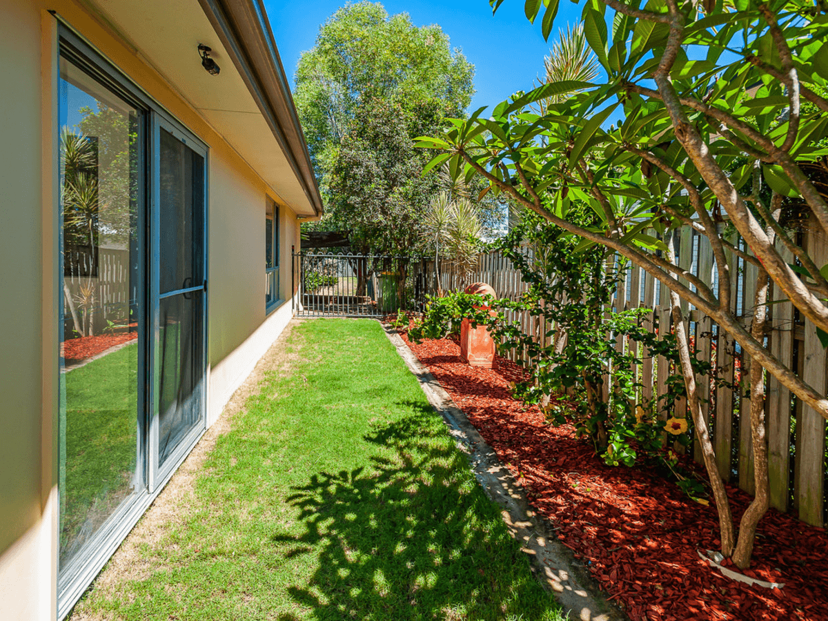 6 Sandow Street, Pacific Pines, QLD 4211