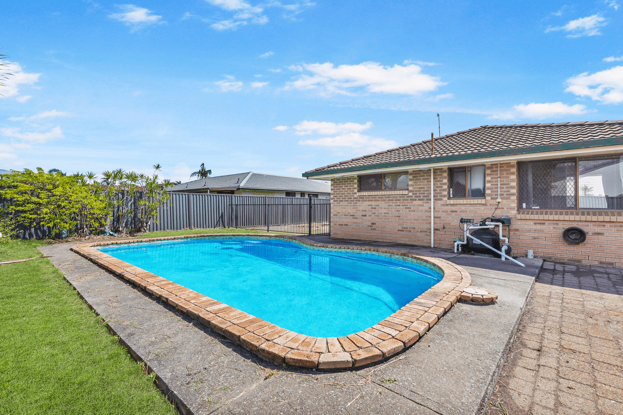 12 Bowline Road, MERMAID WATERS, QLD 4218