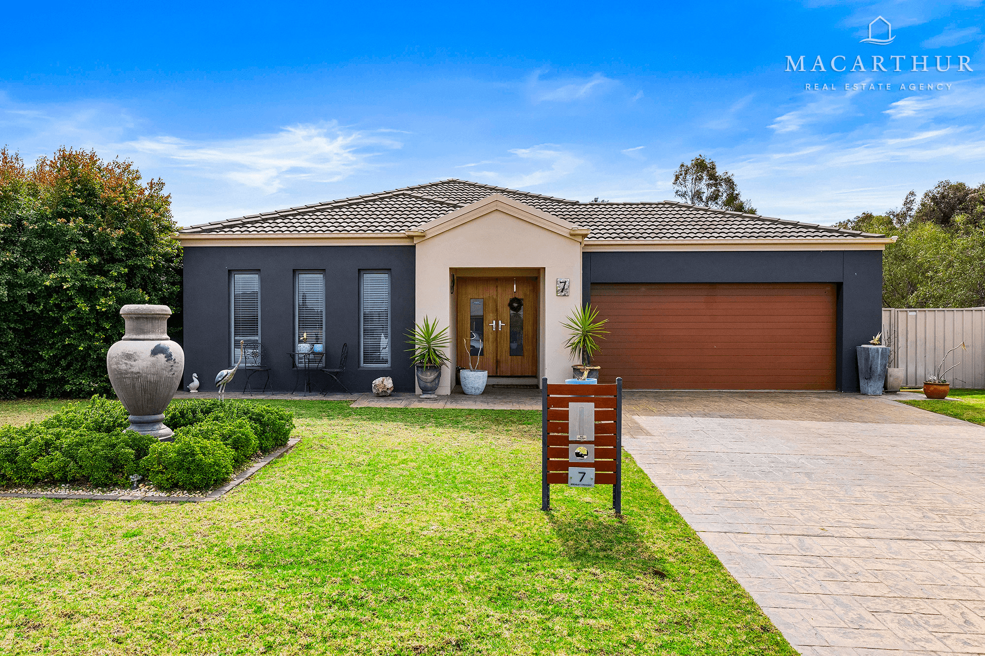 7 Breasley Crescent, Boorooma, NSW 2650