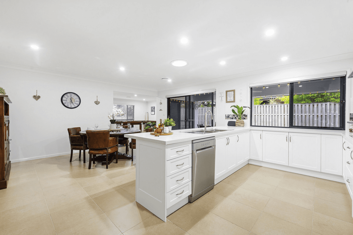 8 Summerlea Crescent, ORMEAU, QLD 4208