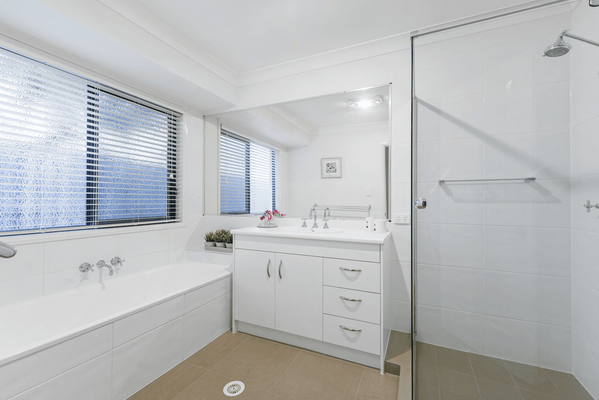 8 Summerlea Crescent, ORMEAU, QLD 4208