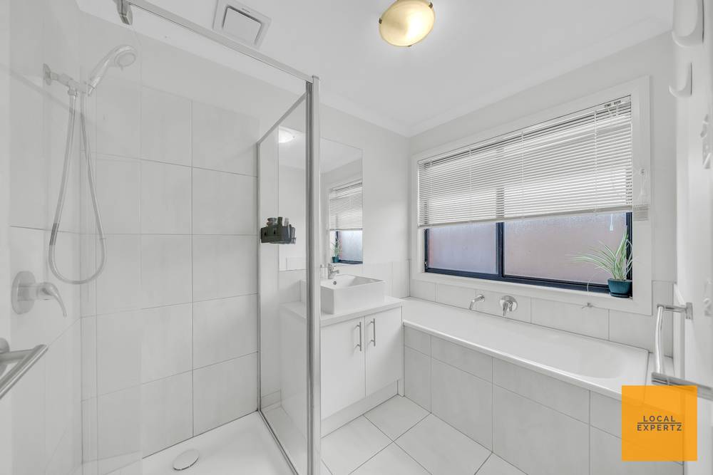 221 James Melrose Drive, Brookfield, VIC 3338