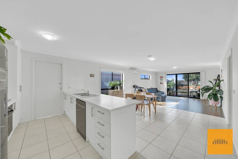 221 James Melrose Drive, Brookfield, VIC 3338