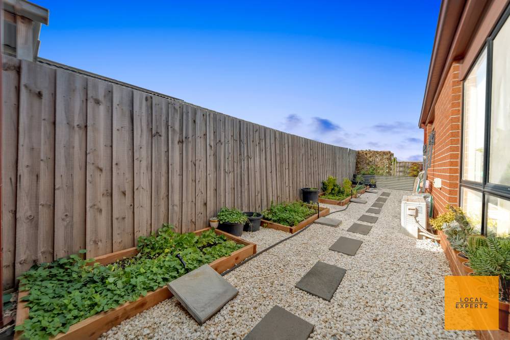 221 James Melrose Drive, Brookfield, VIC 3338