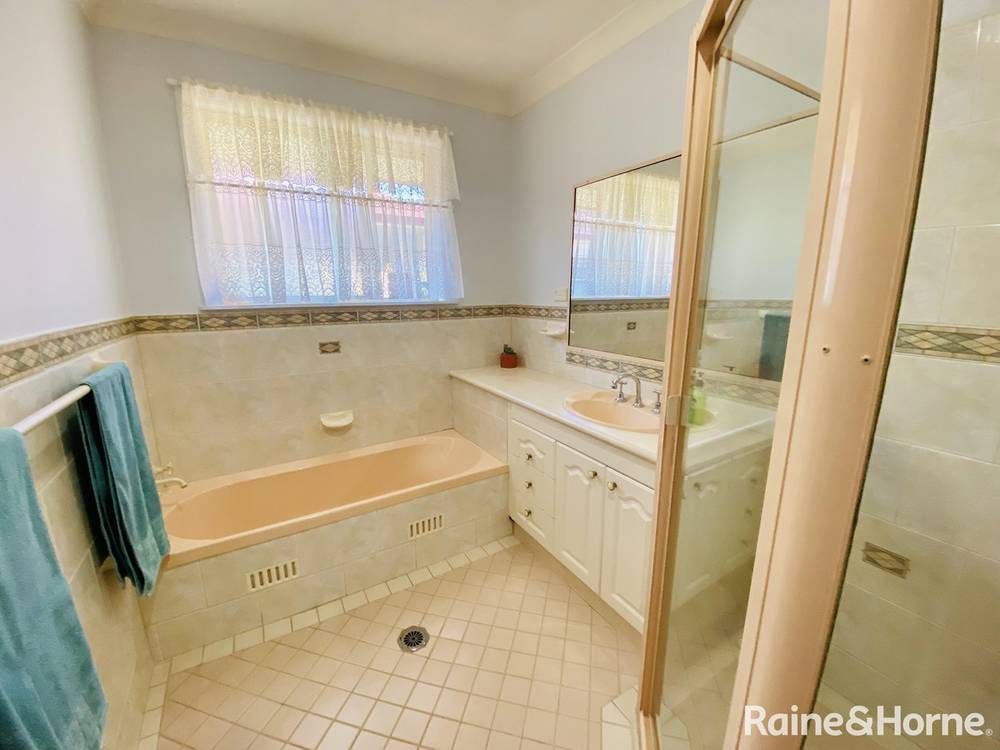 2 Angeleish Avenue, PARKES, NSW 2870