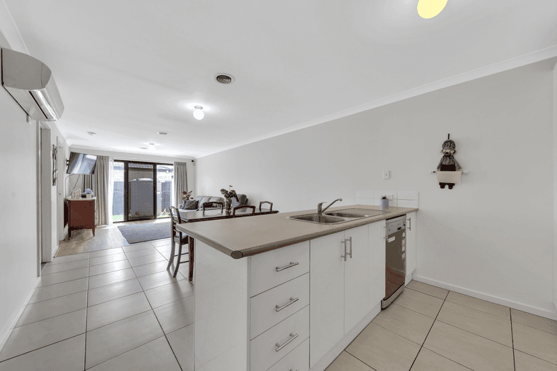 33 Lakewood Boulevard, MELTON, VIC 3337