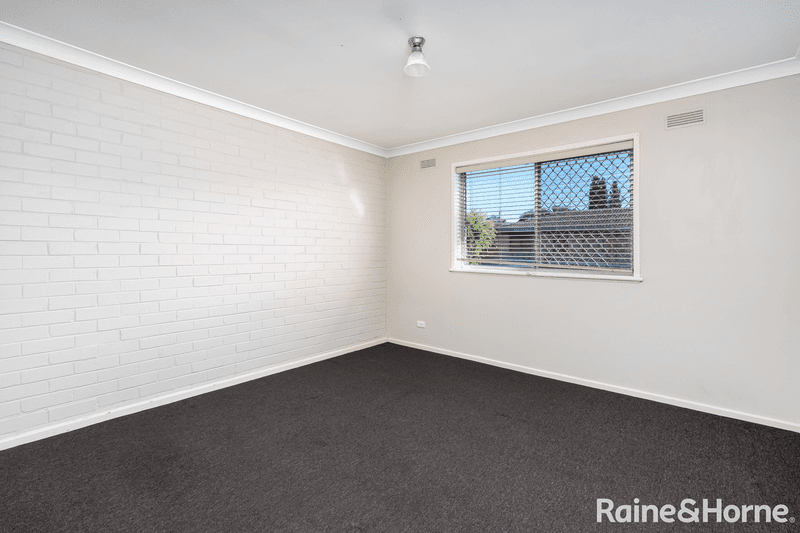 2/13 Edney Street, KOORINGAL, NSW 2650