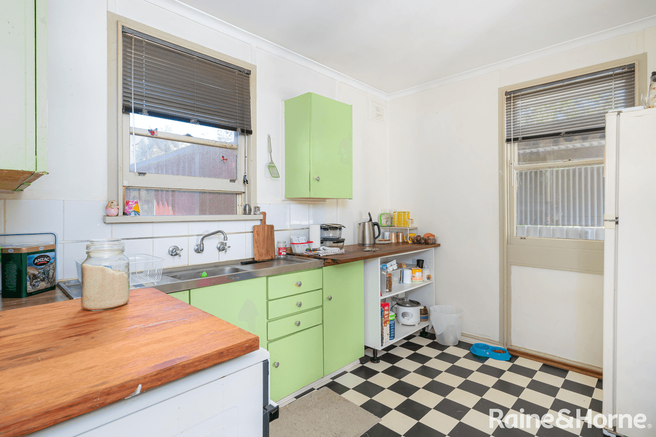 31 Chifley Crescent, KOORINGAL, NSW 2650