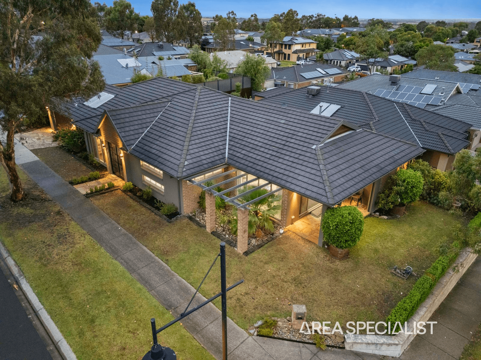 8 Waterside Drive, Pakenham, VIC 3810