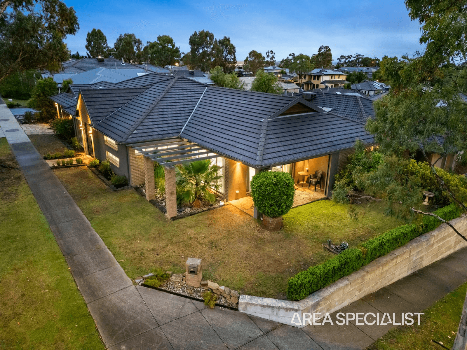 8 Waterside Drive, Pakenham, VIC 3810