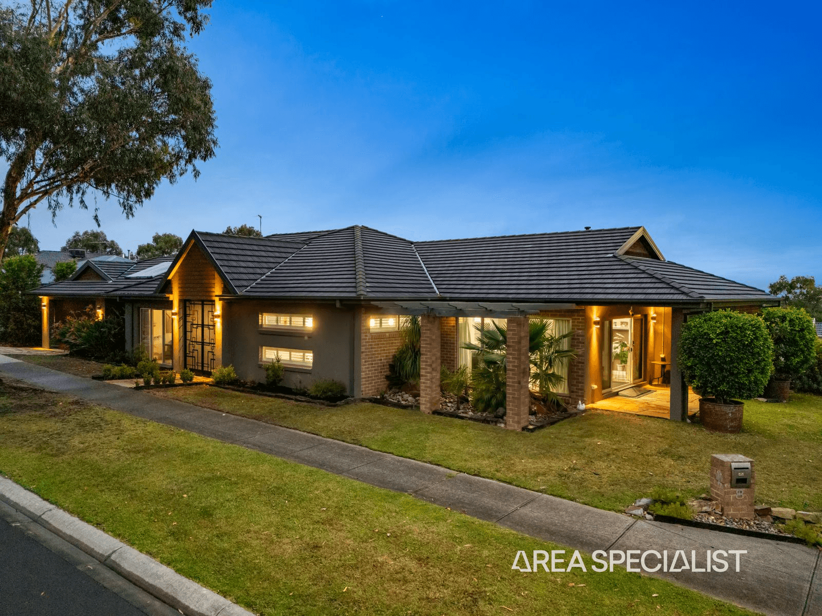 8 Waterside Drive, Pakenham, VIC 3810