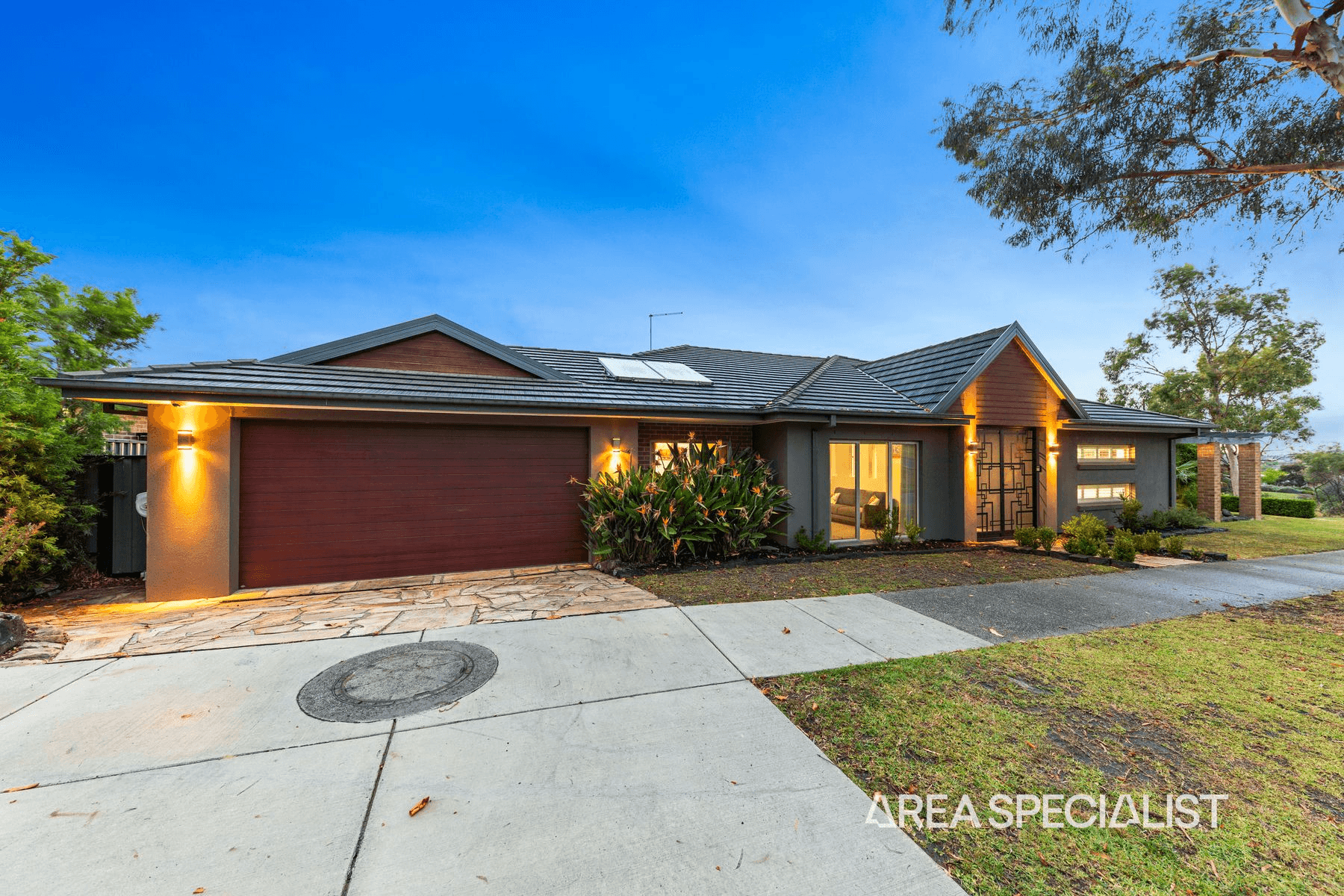 8 Waterside Drive, Pakenham, VIC 3810