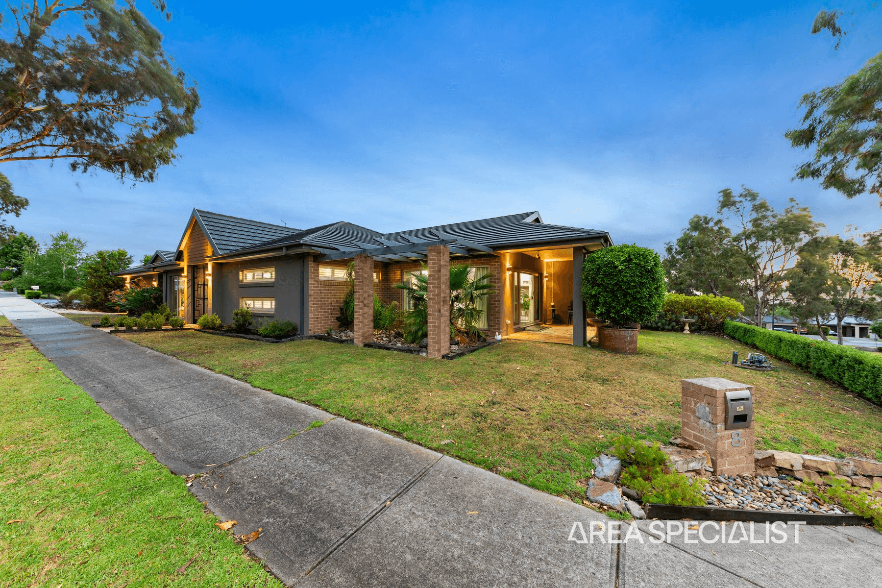 8 Waterside Drive, Pakenham, VIC 3810