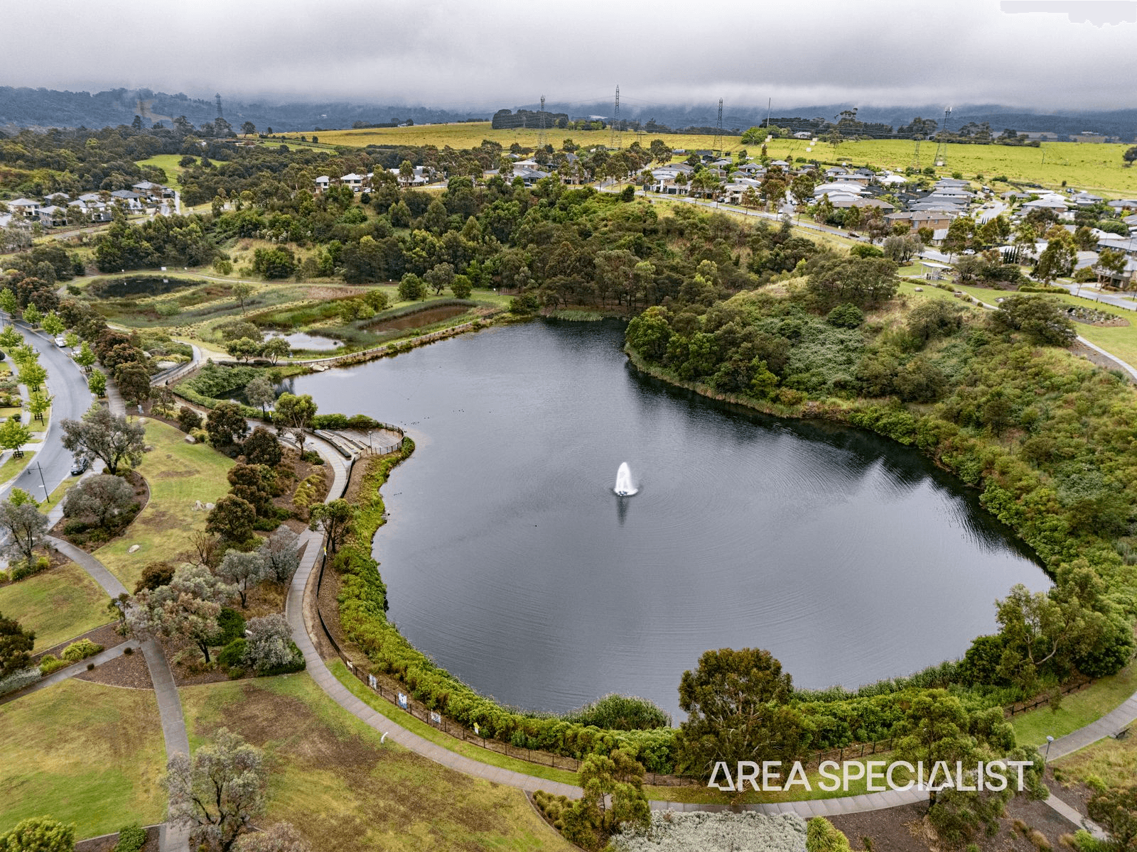 8 Waterside Drive, Pakenham, VIC 3810