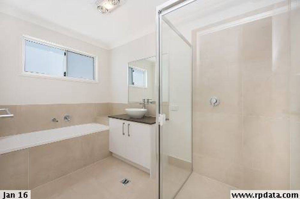 8 MacIntyre Crescent, PELICAN WATERS, QLD 4551