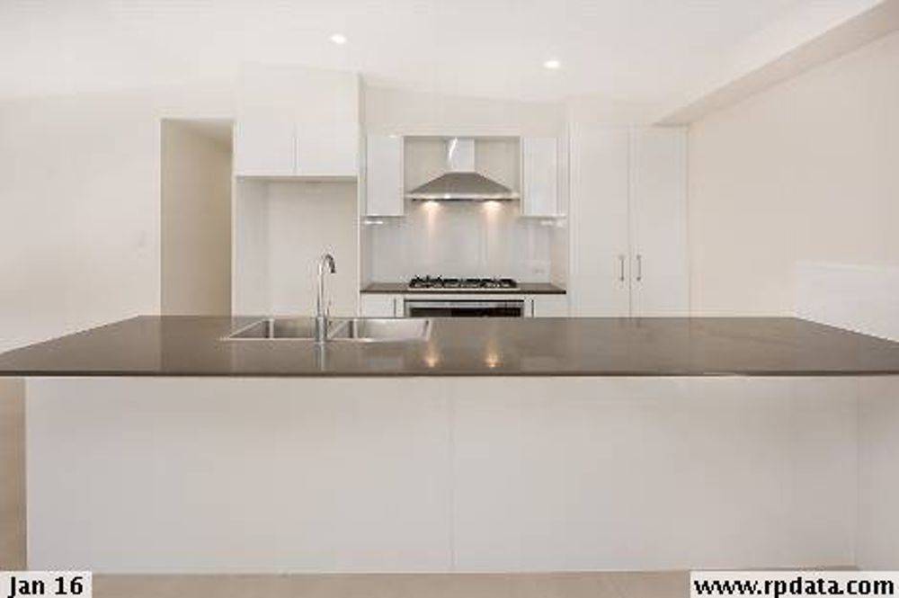 8 MacIntyre Crescent, PELICAN WATERS, QLD 4551