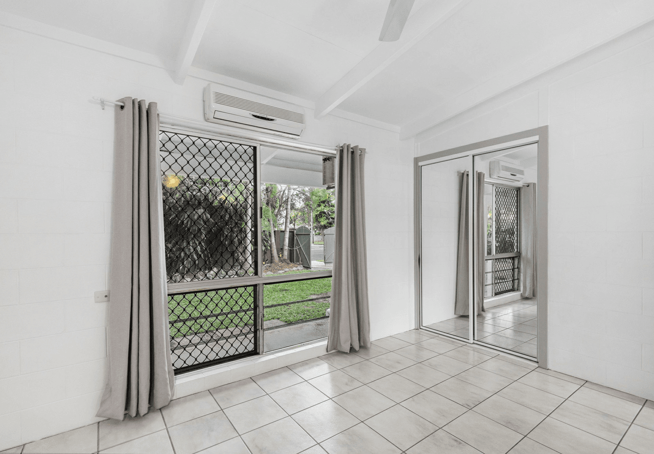 2/18 Jacaranda Street, HOLLOWAYS BEACH, QLD 4878