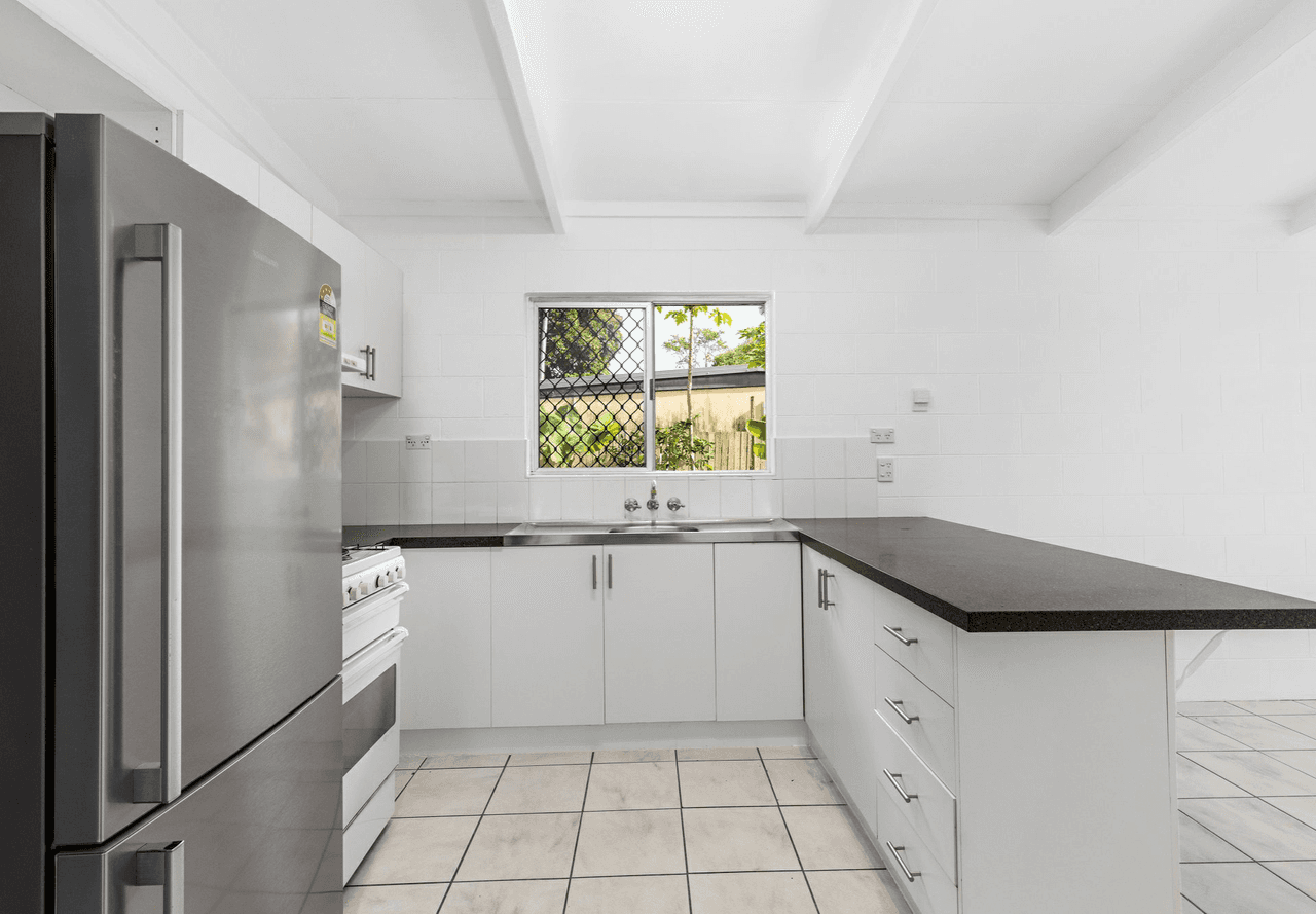 2/18 Jacaranda Street, HOLLOWAYS BEACH, QLD 4878