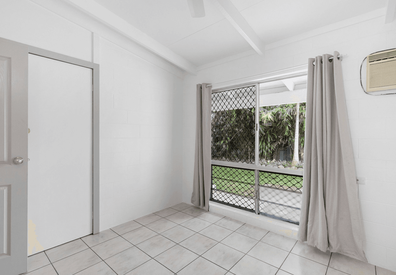 2/18 Jacaranda Street, HOLLOWAYS BEACH, QLD 4878