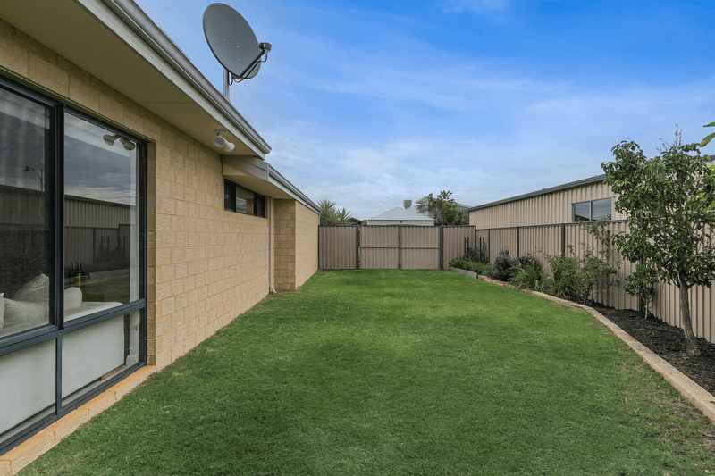 4 Essen Link, PIARA WATERS, WA 6112