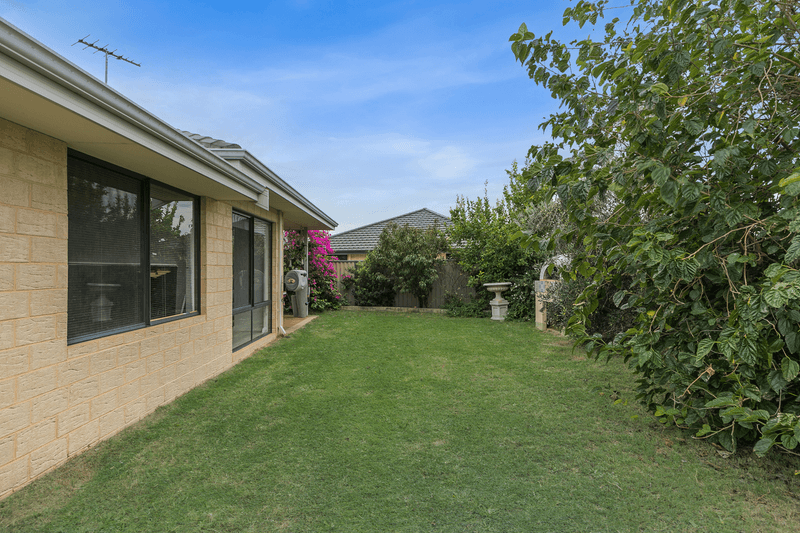 4 Essen Link, PIARA WATERS, WA 6112