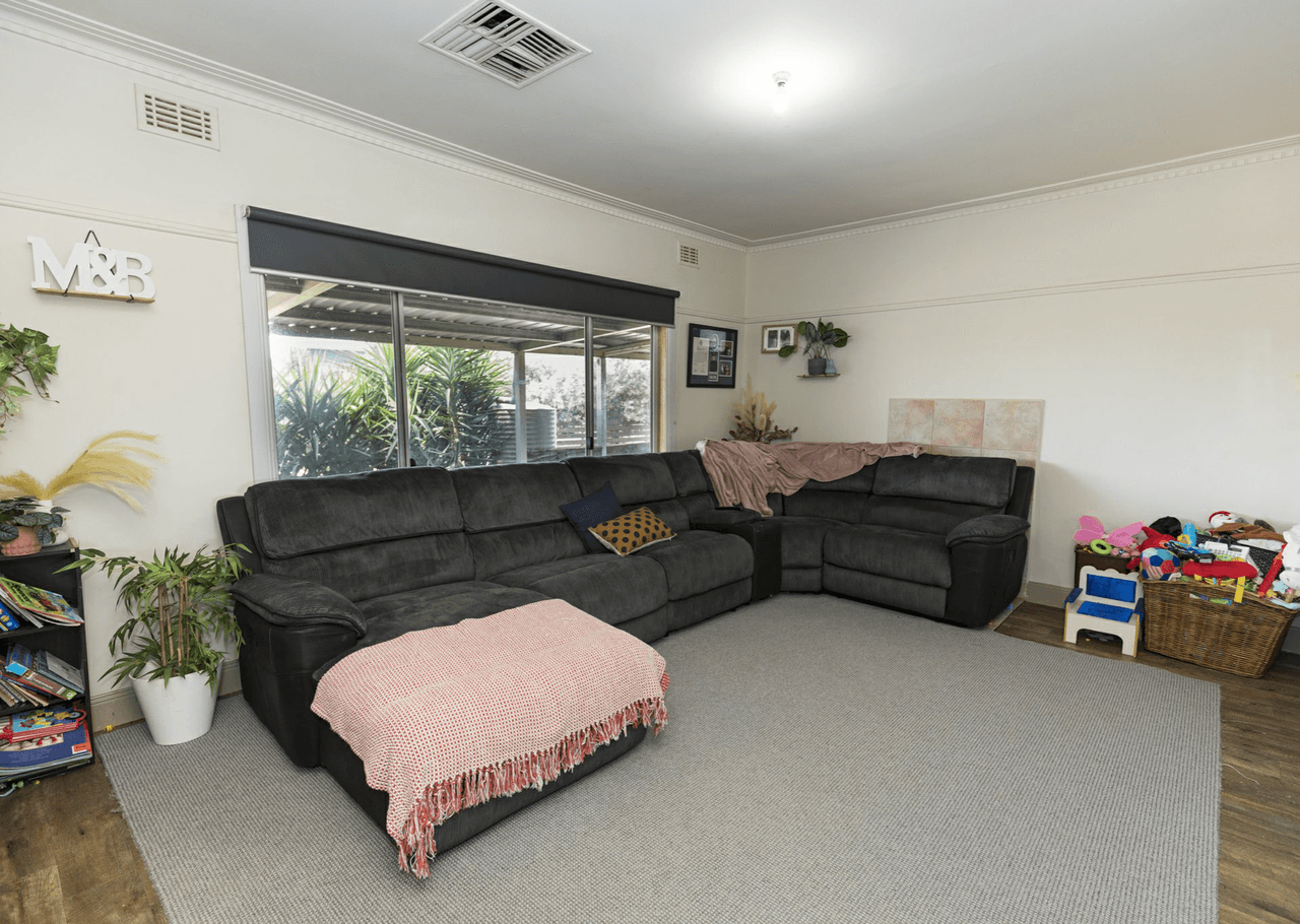 86 Lake Road, WOORINEN SOUTH, VIC 3588