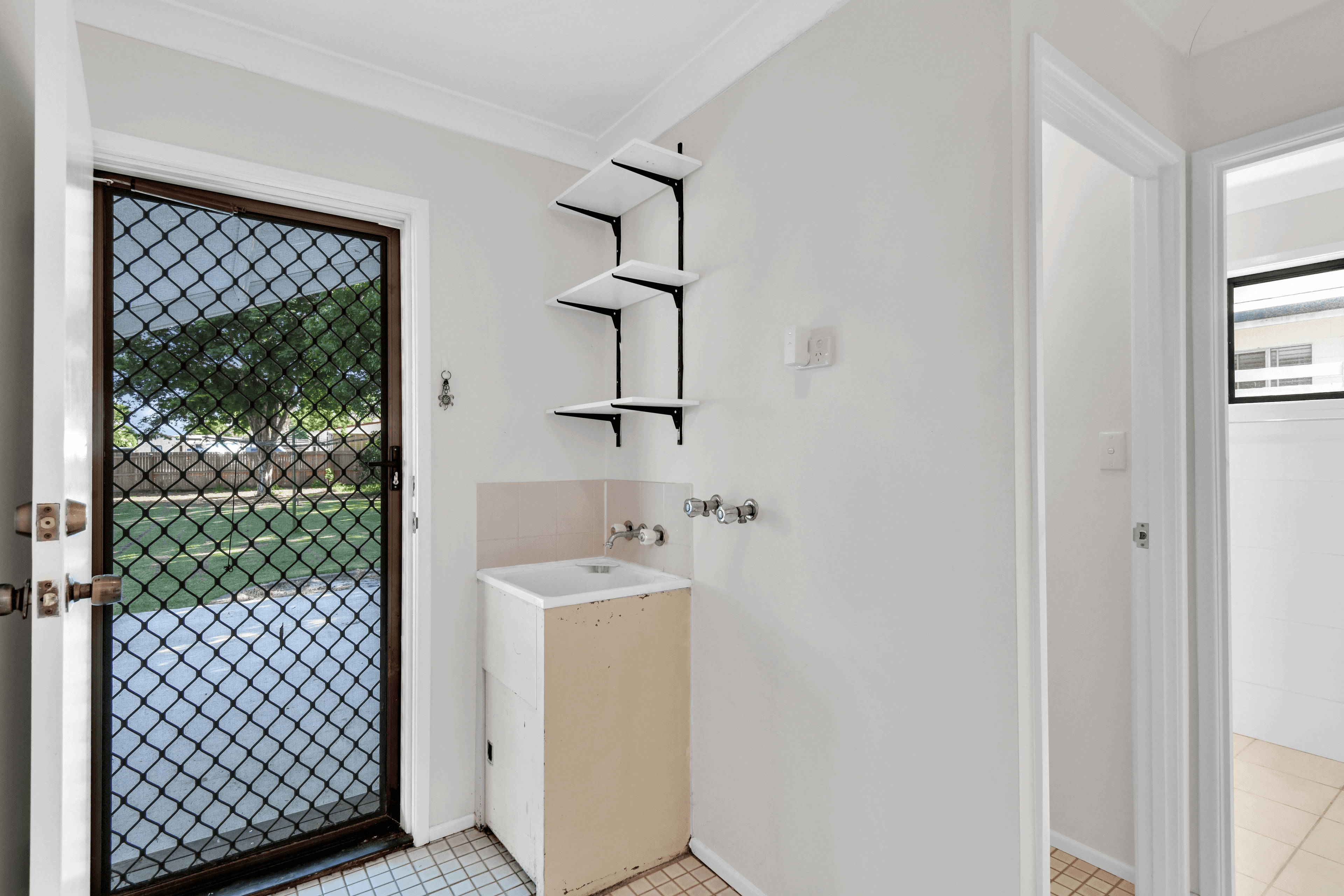 4 Arvon Avenue, Beachmere, QLD 4510